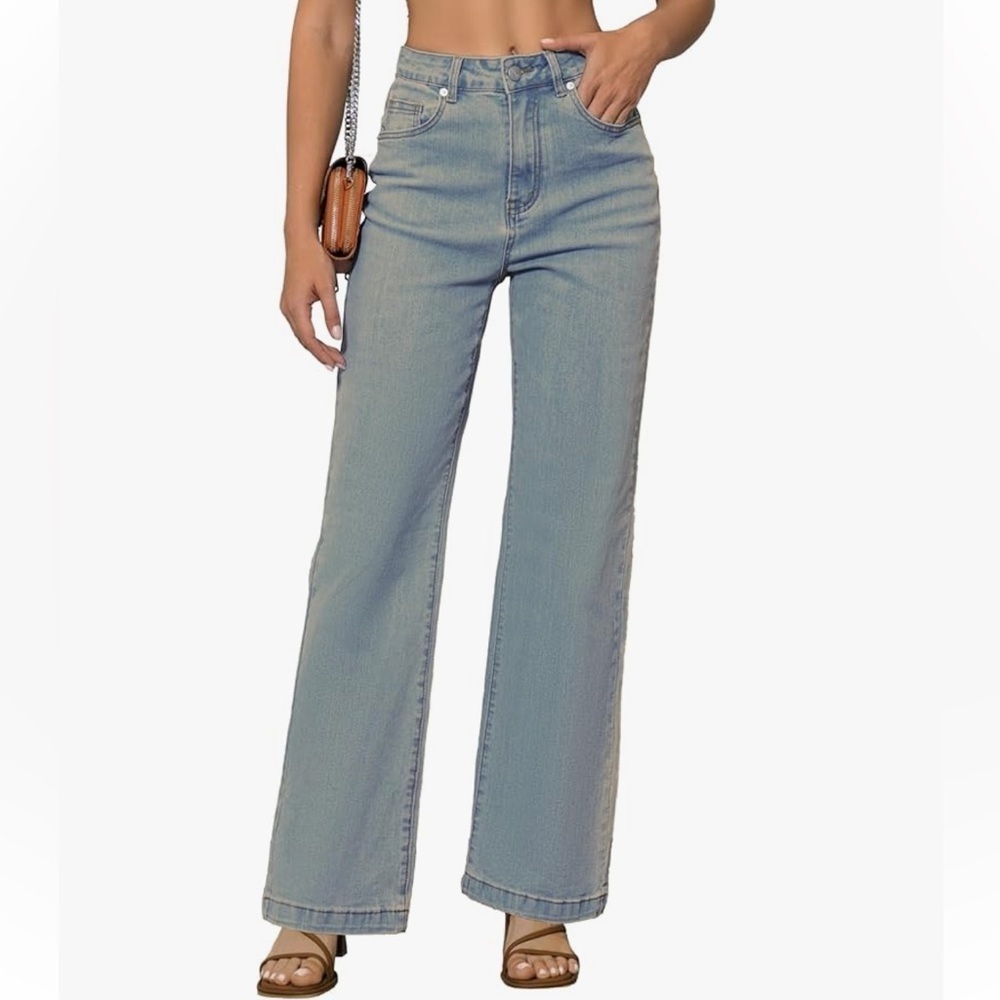 Ettelo Mid Waisted straight leg, loose stretchy jeans size 6 light wash stretchy